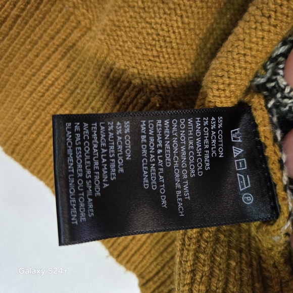 Cozy Sweater with Beaver Design - Picture 3 of 6